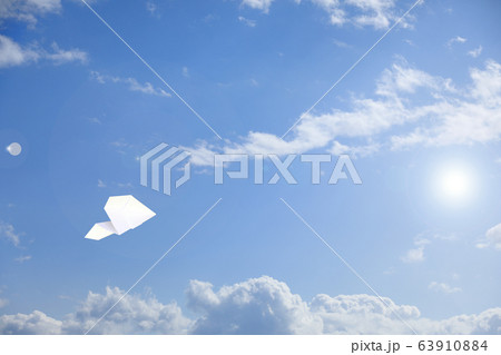 大空を飛ぶ紙ヒコーキ 63910884