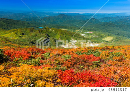 快晴の栗駒山紅葉俯瞰須川湖と須川高原温泉の写真素材