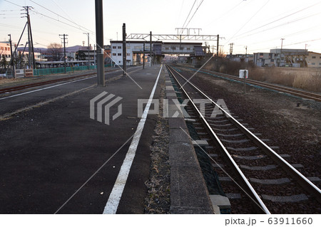 早春の北海道登別市JR幌別駅の早朝の風景を撮影 63911660