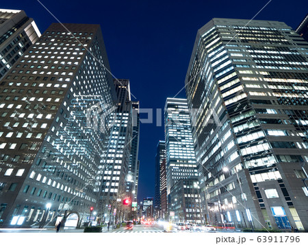 夕暮れのオフィスビル街 63911796