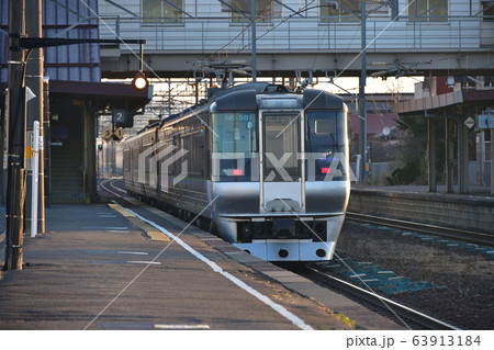 早春の北海道登別市JR幌別駅を発着する特急すずらんの早朝の風景を撮影 早春の北海道登別市JR幌別駅を発着する特急すずらんの早朝の風景を撮影 63913184