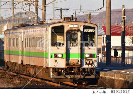 早春の北海道登別市JR幌別駅を発着する普通列車の早朝の風景を撮影 63913617