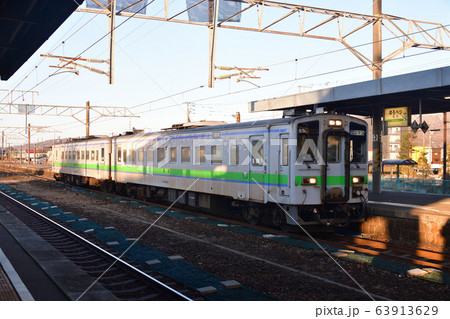 早春の北海道登別市JR幌別駅を発着する普通列車の早朝の風景を撮影 早春の北海道登別市JR幌別駅を発着する普通列車の早朝の風景を撮影 63913629