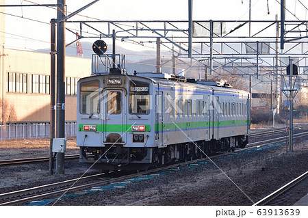 早春の北海道登別市JR幌別駅を発着する普通列車の早朝の風景を撮影 早春の北海道登別市JR幌別駅を発着する普通列車の早朝の風景を撮影 63913639