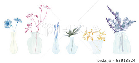 ガラス花瓶に活けた植物と花のベクターイラスト 水彩タッチ ナチュラル ユーカリ 南天 ムスカリ 花器のイラスト素材