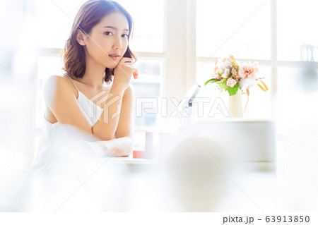 女性　美人　大人　ビューティー　メイクアップ　美容　透明感　ライフスタイル 63913850