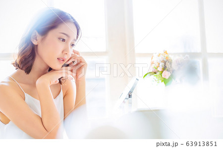 女性　美人　大人　ビューティー　メイクアップ　美容　透明感　ライフスタイル 63913851