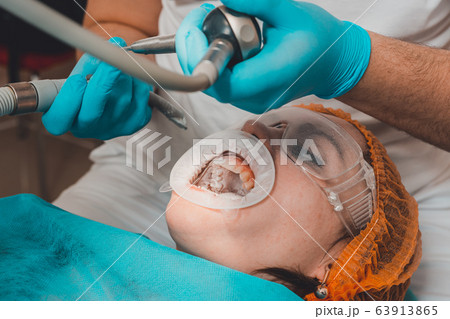 The patient visits the dentist for a dental The patient visits the dentist for a dental 63913865