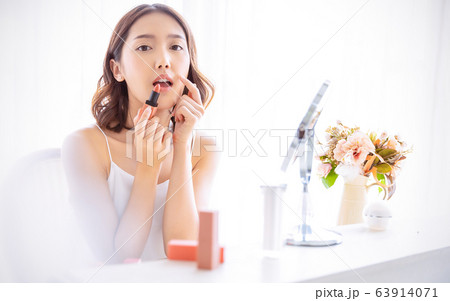 女性　美人　大人　ビューティー　メイクアップ　美容　透明感　ライフスタイル 63914071