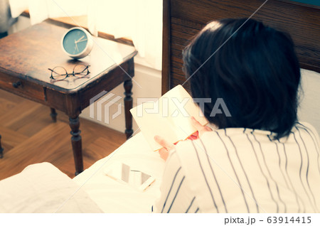 寝室 女性 ライフスタイル 寝室 女性 ライフスタイル 63914415
