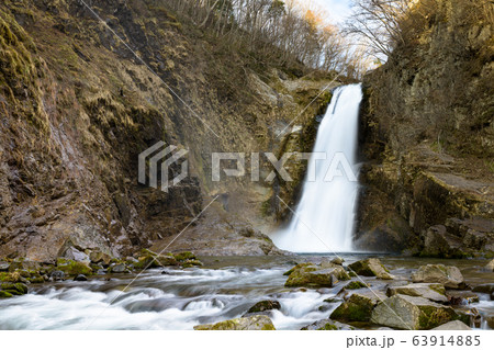 早朝早春の宮城秋保大滝 63914885