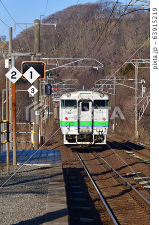 早春の北海道登別市JR富浦駅を発着する普通列車の風景を撮影 63915219