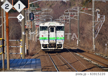 早春の北海道登別市JR富浦駅を発着する普通列車の風景を撮影 早春の北海道登別市JR富浦駅を発着する普通列車の風景を撮影 63915220