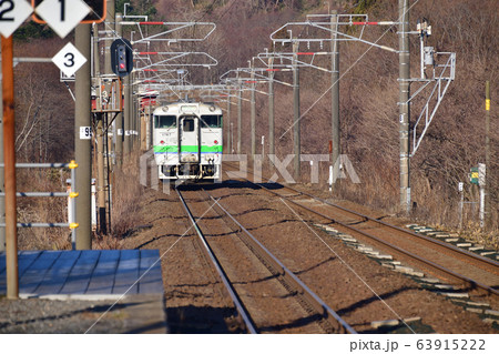 早春の北海道登別市JR富浦駅を発着する普通列車の風景を撮影 早春の北海道登別市JR富浦駅を発着する普通列車の風景を撮影 63915222