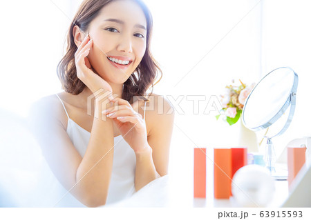 美女　大人 女性 美人 大人 メイクアップ 美容 透明感 ビューティー ライフスタイルの写真素材 [63915593] - PIXTA