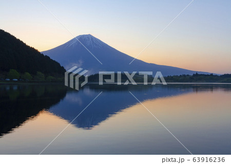 田貫湖の夜明け、静岡県富士宮市にて 田貫湖の夜明け、静岡県富士宮市にて 63916236