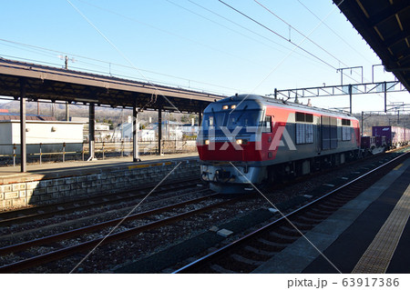 早春の北海道登別市JR登別駅を通過する貨物列車の風景を撮影 63917386