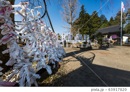 早朝の幟の立つ勝負の神 秋保神社おみくじ結び所 早朝の幟の立つ勝負の神 秋保神社おみくじ結び所 63917820