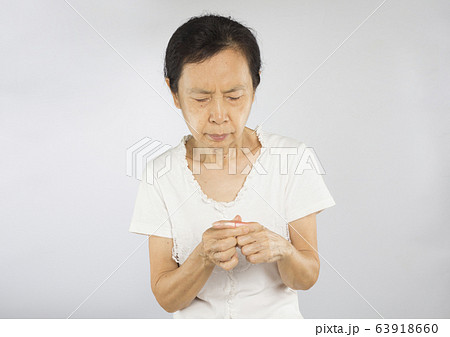 old asian woman feel finger bone pain old asian woman feel finger bone pain 63918660
