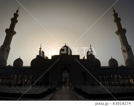 世界一美しいモスク シェイクザイードモスクの夕景と逆光 世界一美しいモスク シェイクザイードモスクの夕景と逆光 63919274