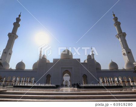 世界一美しいモスク　シェイクザイードモスクの風景　逆光 63919280