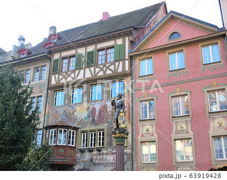 スイス　シュタイン・アム・ライン市庁舎広場のフレスコ画の建物（シャフハウゼン州） 63919428