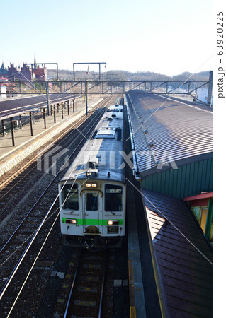 早春の北海道登別市JR登別駅を発着する普通列車の風景を撮影 63920225
