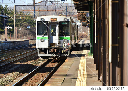 早春の北海道登別市JR登別駅を発着する普通列車の風景を撮影 63920235