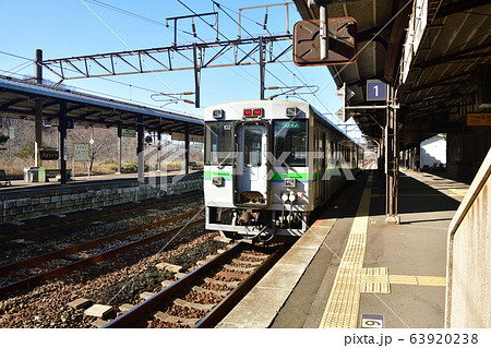 早春の北海道登別市JR登別駅を発着する普通列車の風景を撮影 63920238