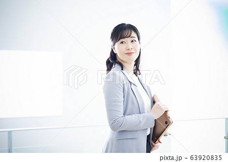 女性 ビジネス 仕事 OL ノートパソコン 女性 ビジネス 仕事 OL ノートパソコン 63920835