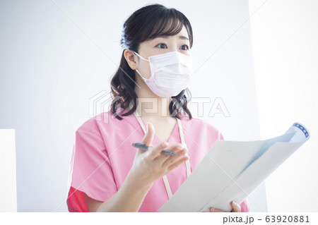 女性　ビジネス　仕事　看護師　医師　医者　医療　カルテ 63920881