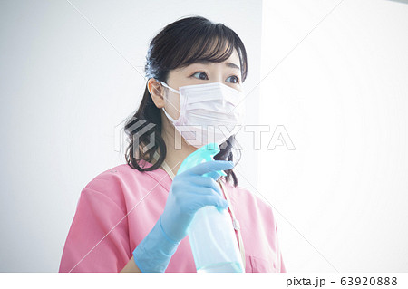 女性　ビジネス　仕事　看護師　医師　医者　医療　消毒 63920888