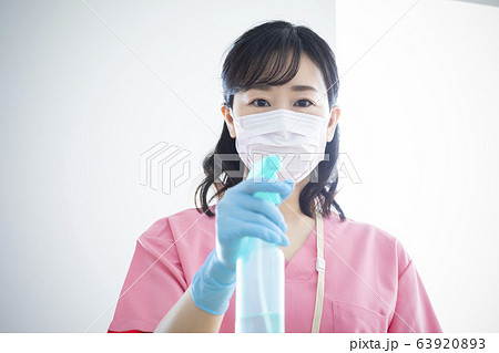 女性　ビジネス　仕事　看護師　医師　医者　医療　消毒 63920893