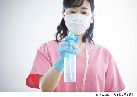 女性　ビジネス　仕事　看護師　医師　医者　医療　消毒 63920894