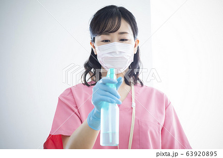 女性　ビジネス　仕事　看護師　医師　医者　医療　消毒 63920895