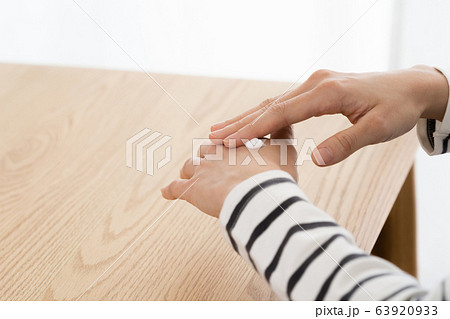 ハンドケア 保湿 女性 手元 ハンドケア 保湿 女性 手元 63920933