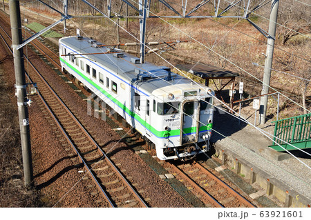 早春の北海道白老町JR虎杖浜駅を発着する普通列車の風景を撮影 63921601