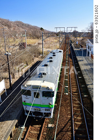 早春の北海道白老町JR虎杖浜駅を発着する普通列車の風景を撮影 早春の北海道白老町JR虎杖浜駅を発着する普通列車の風景を撮影 63921602