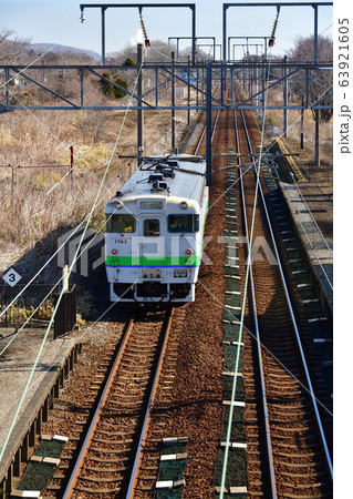 早春の北海道白老町JR虎杖浜駅を発着する普通列車の風景を撮影 63921605