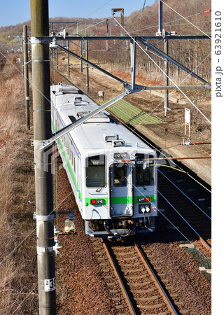 早春の北海道白老町JR虎杖浜駅を発着する普通列車の風景を撮影 63921610