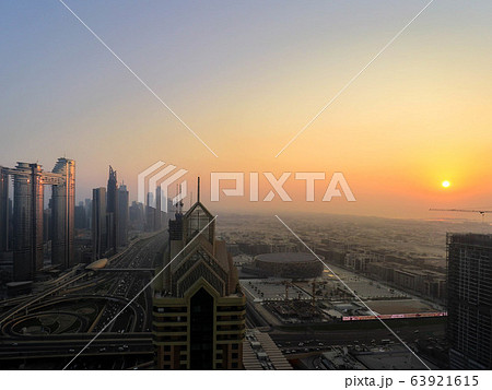 ドバイの美しい夕景 63921615