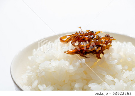 ごはんにのせられた「いかなごの釘煮」。(いかなごの釘煮は兵庫県の郷土料理) ごはんにのせられた「いかなごの釘煮」。(いかなごの釘煮は兵庫県の郷土料理) 63922262