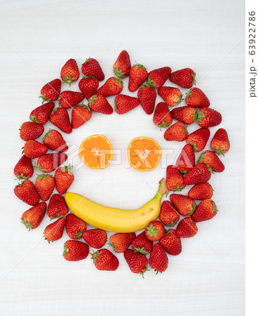 フルーツフェイスイメージ（いちご、バナナ、みかん） 63922786