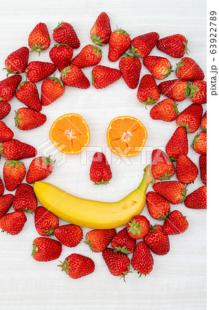 フルーツフェイスイメージ（いちご、バナナ、みかん） 63922789