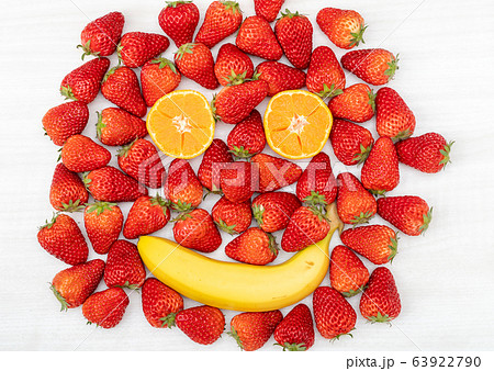 フルーツフェイスイメージ（いちご、バナナ、みかん）の写真素材