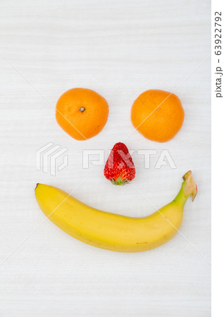 フルーツフェイスイメージ（いちご、バナナ、みかん） 63922792