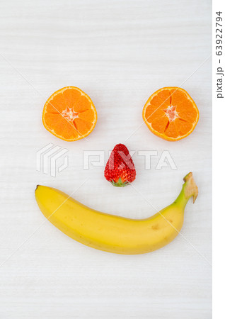 フルーツフェイスイメージ(いちご、バナナ、みかん) フルーツフェイスイメージ(いちご、バナナ、みかん) 63922794