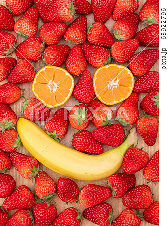 フルーツフェイスイメージ（いちご、バナナ、みかん）の写真素材