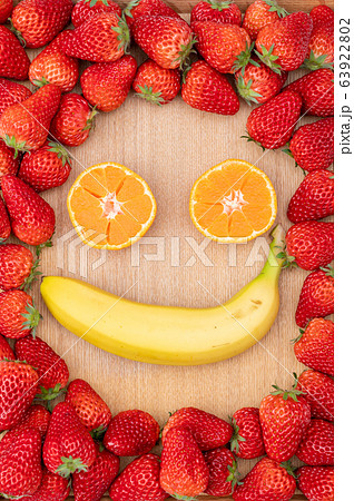フルーツフェイスイメージ(いちご、バナナ、みかん) フルーツフェイスイメージ(いちご、バナナ、みかん) 63922802