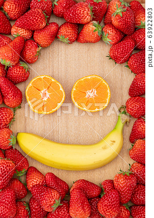フルーツフェイスイメージ(いちご、バナナ、みかん) フルーツフェイスイメージ(いちご、バナナ、みかん) 63922803
